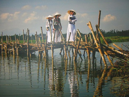 Triển lãm tranh “Đời nón – đời người”