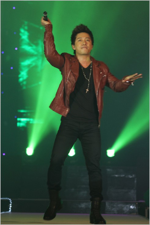 Tuấn Hưng khoe hình xăm hoa hồng cực khủng