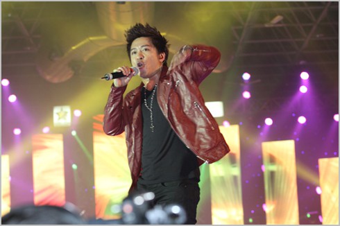 Tuấn Hưng khoe hình xăm hoa hồng cực khủng