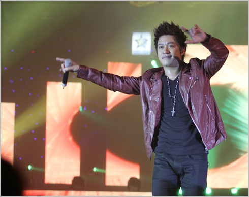 Tuấn Hưng khoe hình xăm hoa hồng cực khủng