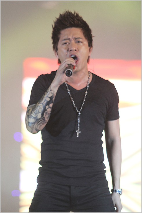 Tuấn Hưng khoe hình xăm hoa hồng cực khủng