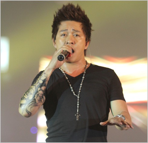 Tuấn Hưng khoe hình xăm hoa hồng cực khủng