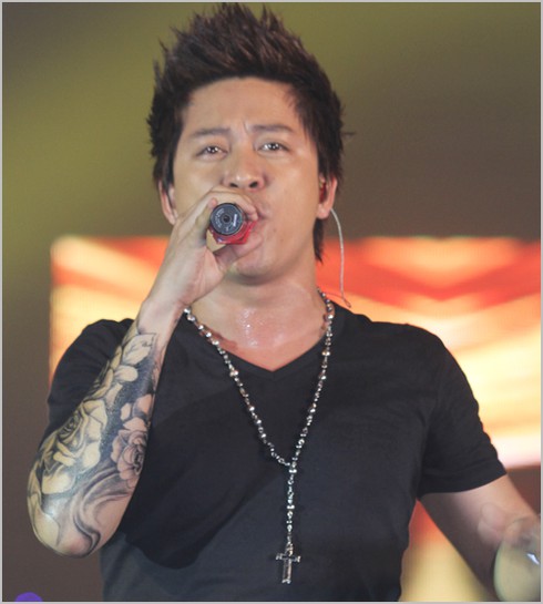 Tuấn Hưng khoe hình xăm hoa hồng cực khủng