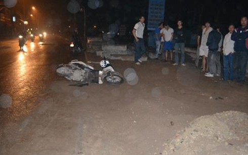 Sập “bẫy” công trường, người đi đường bất tỉnh