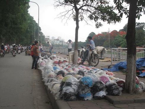 Mũ bảo hiểm “rởm”: Không `xử` được người bán thì phạt người mua?
