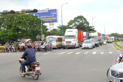 Nguy hiểm rình rập tại xa lộ Hà Nội