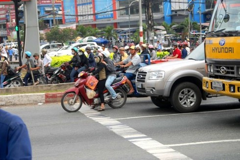 Nguy hiểm rình rập tại xa lộ Hà Nội