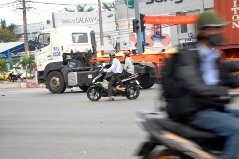 Nguy hiểm rình rập tại xa lộ Hà Nội