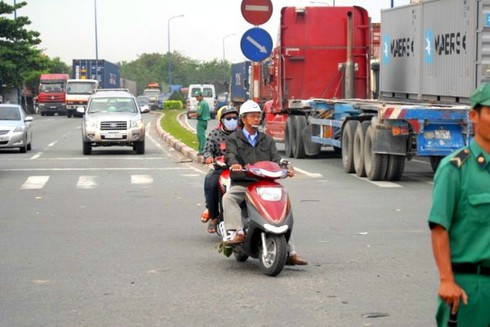 Nguy hiểm rình rập tại xa lộ Hà Nội