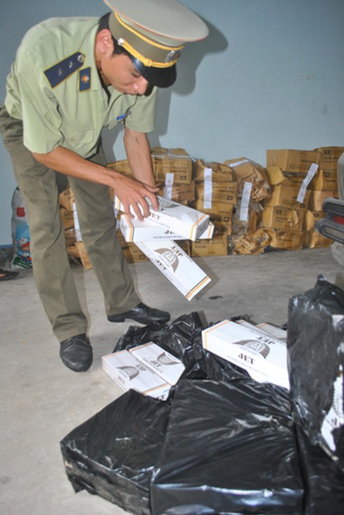 Quảng Ngãi: Bắt xe khách chở gần 2.000 gói thuốc lá lậu