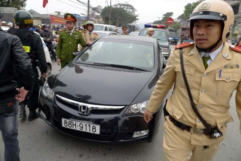 Ô tô Civic lạng lách húc CSGT tung lên nắp capô
