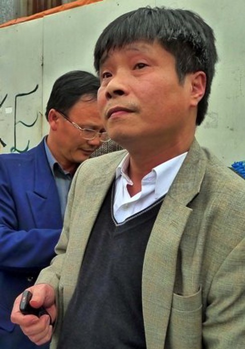 Ô tô Civic lạng lách húc CSGT tung lên nắp capô