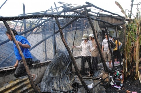 Cà Mau: Cháy lớn thiêu rụi 40 phòng ở công nhân