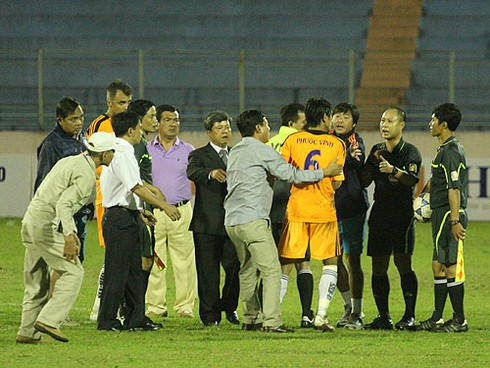 VPF xúc tiến thuê trọng tài ngoại, không dừng V - League