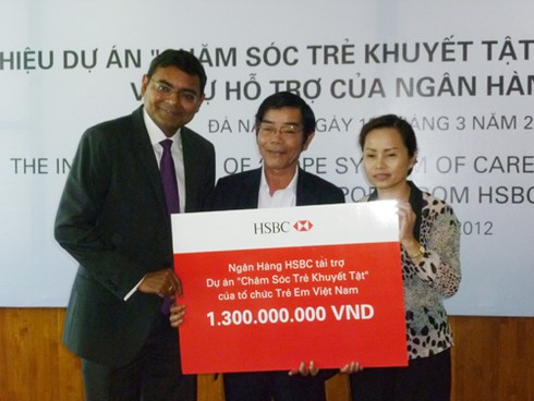 Tiết kiệm thiệp Giáng sinh giúp trẻ khuyết tật hàng tỉ đồng