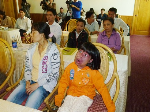 Tiết kiệm thiệp Giáng sinh giúp trẻ khuyết tật hàng tỉ đồng