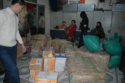 “Phá” điểm kinh doanh hàng hóa không rõ nguồn gốc
