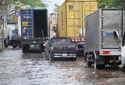 Mưa lớn đột ngột, TP.HCM ngập lụt cục bộ