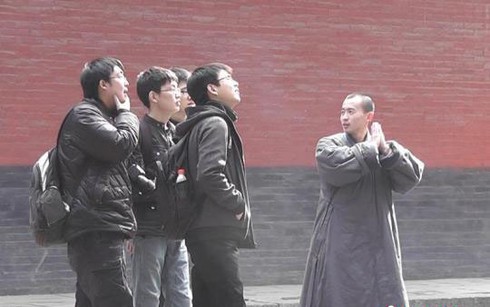 Sư chùa Thiếu Lâm đi làm hướng dẫn viên
