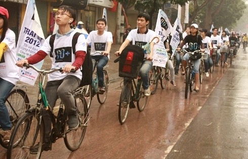 Gần 200 tình nguyện viên đạp xe hưởng ứng Giờ trái đất