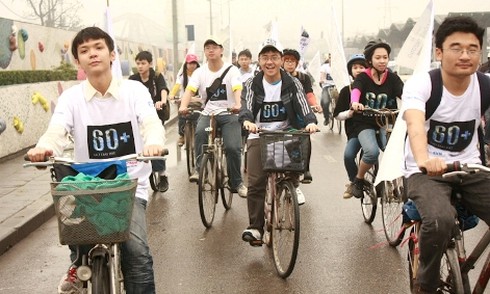 Gần 200 tình nguyện viên đạp xe hưởng ứng Giờ trái đất