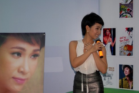 Uyên Linh đẹp đằm thắm ký tặng sách độc giả