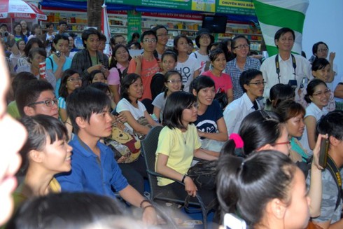 Uyên Linh đẹp đằm thắm ký tặng sách độc giả