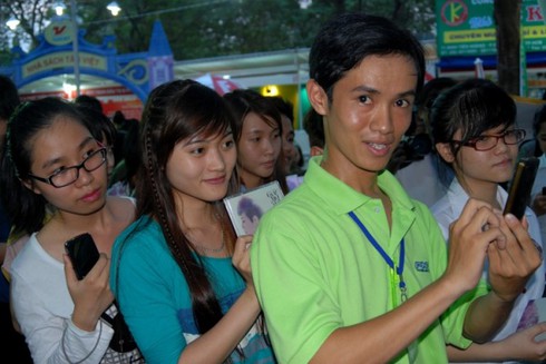 Uyên Linh đẹp đằm thắm ký tặng sách độc giả