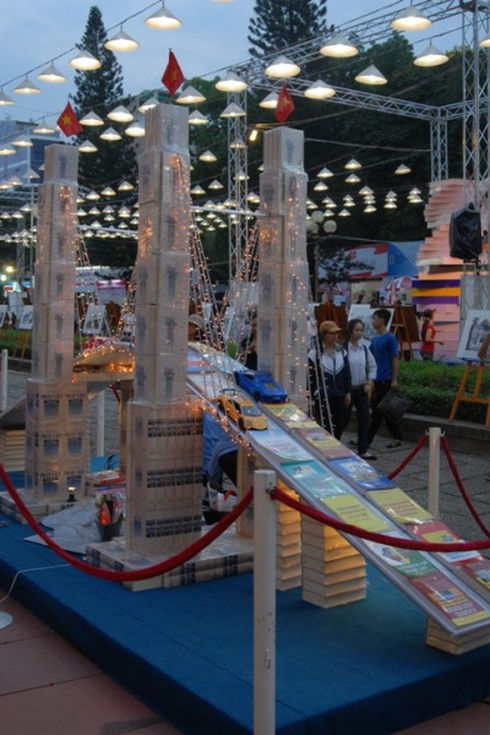 Độc đáo những “công trình” được “xây” bằng sách