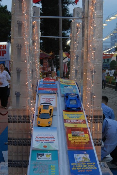 Độc đáo những “công trình” được “xây” bằng sách