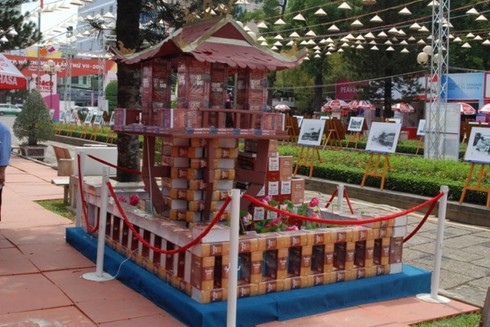 Độc đáo những “công trình” được “xây” bằng sách