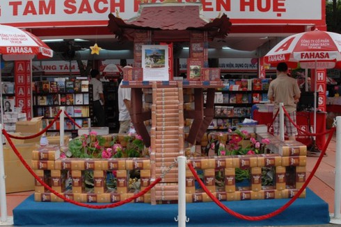 Độc đáo những “công trình” được “xây” bằng sách