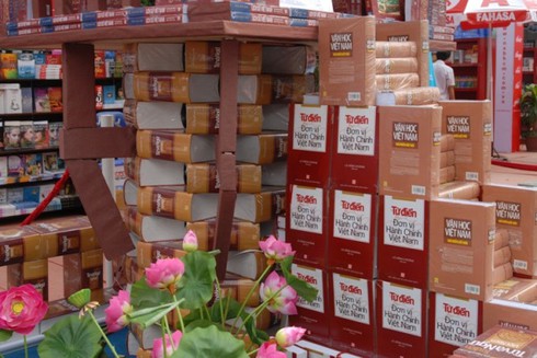 Độc đáo những “công trình” được “xây” bằng sách