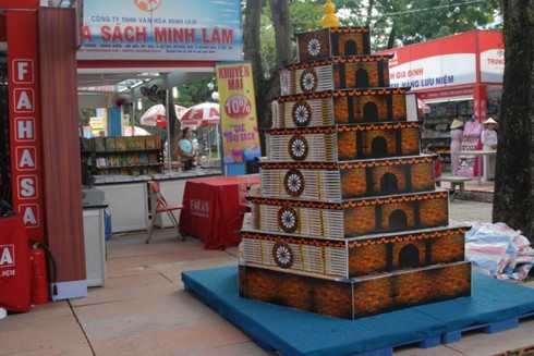 Độc đáo những “công trình” được “xây” bằng sách