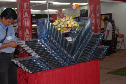 Độc đáo những “công trình” được “xây” bằng sách