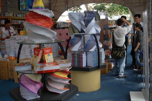 Độc đáo những “công trình” được “xây” bằng sách