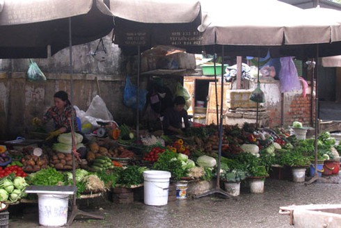 Hà Nội: Xăng tăng, thực phẩm giữ giá ổn định