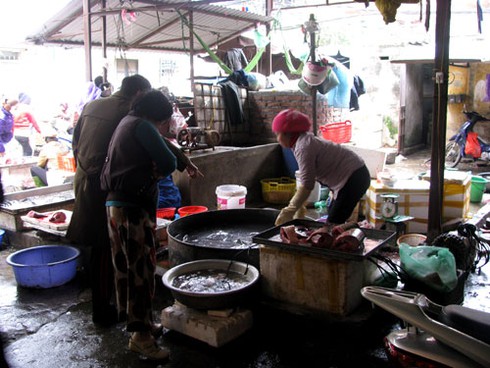 Hà Nội: Xăng tăng, thực phẩm giữ giá ổn định