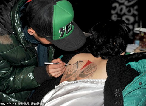 Từ Hy Viên bị nghi cởi áo quảng cáo cho chồng