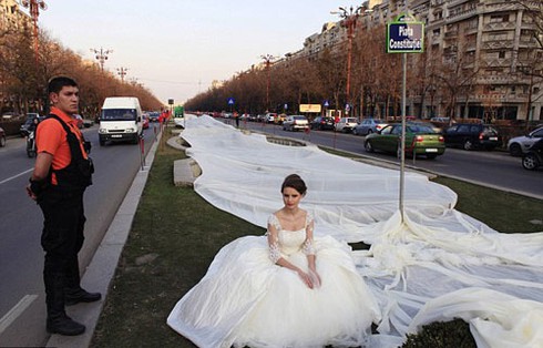 Xem váy cưới dài nhất thế giới tung bay trên trời