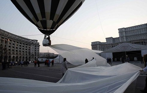 Xem váy cưới dài nhất thế giới tung bay trên trời