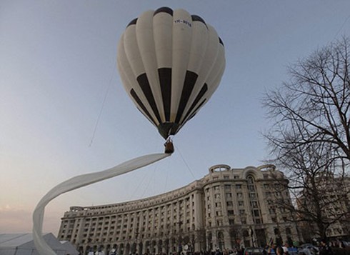 Xem váy cưới dài nhất thế giới tung bay trên trời