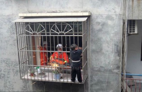 Bé trai 4 tuổi rơi từ tầng 6 thoát chết thần kỳ