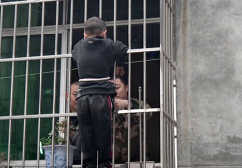 Bé trai 4 tuổi rơi từ tầng 6 thoát chết thần kỳ