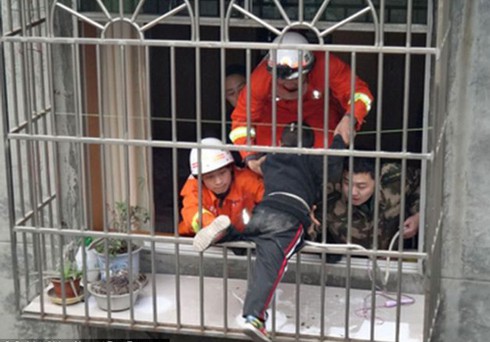 Bé trai 4 tuổi rơi từ tầng 6 thoát chết thần kỳ