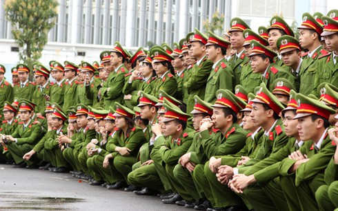 Chiến sĩ cảnh sát trẻ phô diễn sức mạnh