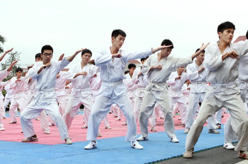 Chiến sĩ cảnh sát trẻ phô diễn sức mạnh