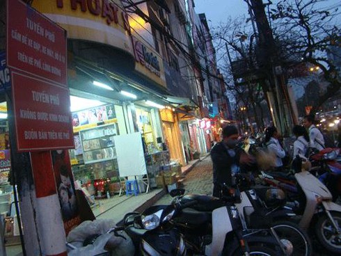 Lòng đường, vỉa hè: “quét” nhưng chưa “sạch”!