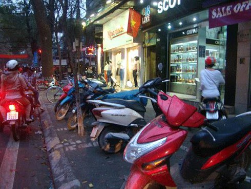 Lòng đường, vỉa hè: “quét” nhưng chưa “sạch”!