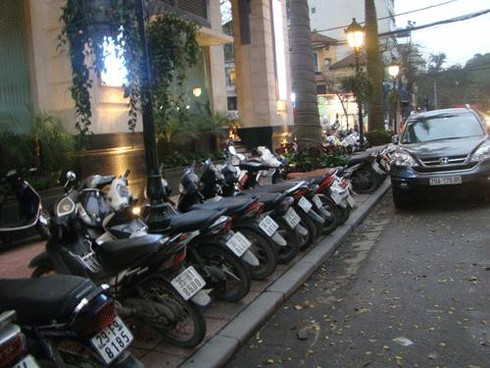 Lòng đường, vỉa hè: “quét” nhưng chưa “sạch”!